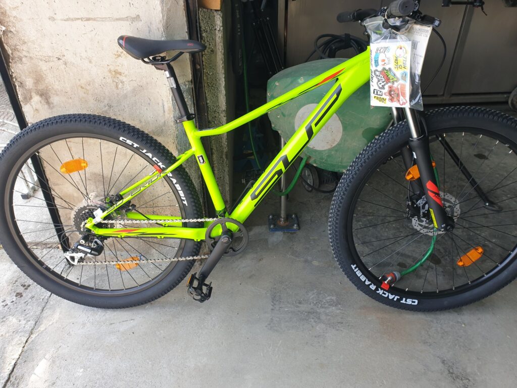 VTT neuf Bicicleta-Maurandy jaune fluo en vente à lacaune-alban-brassac-81230, posé dans un atelier moderne,