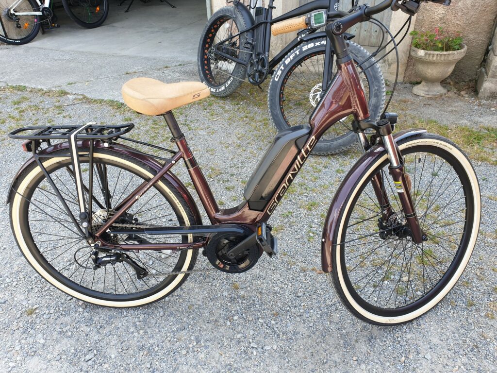 Vélo électrique Granville bordeaux stationné chez Bicicleta-Maurandy à lacaune-alban-brassac-81230,