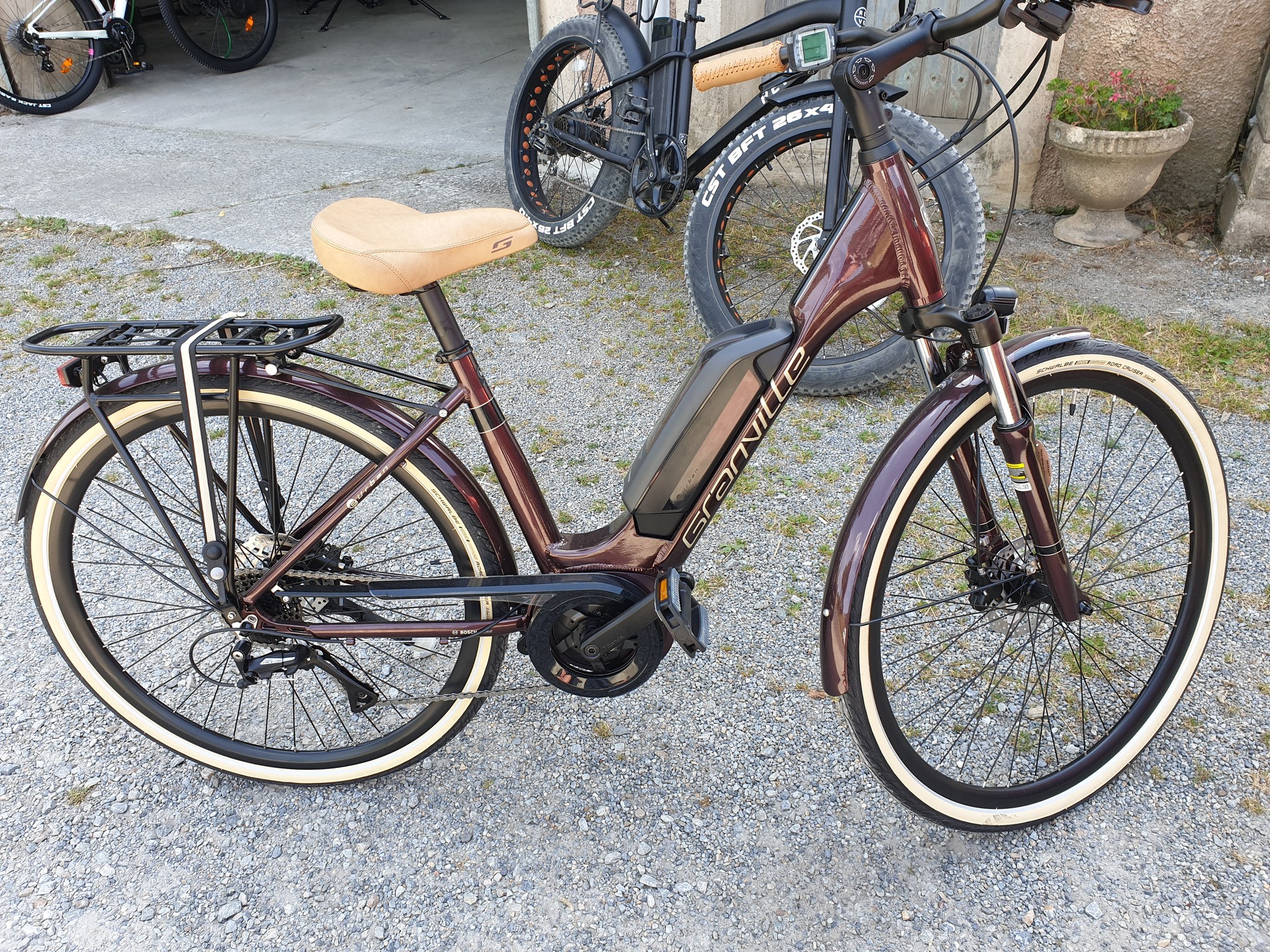 Vélo électrique Granville bordeaux stationné chez Bicicleta-Maurandy à lacaune-alban-brassac-81230,