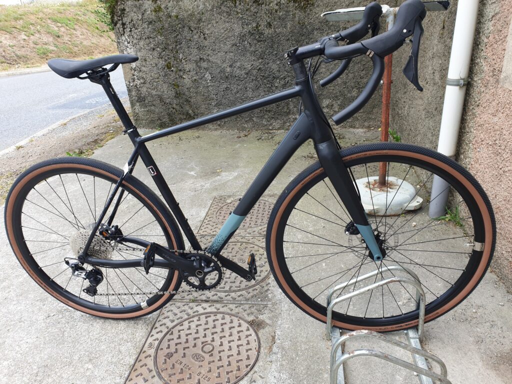 Vélo gravel noir Bicicleta-Maurandy stationné sur trottoir à lacaune-alban-brassac-81230,