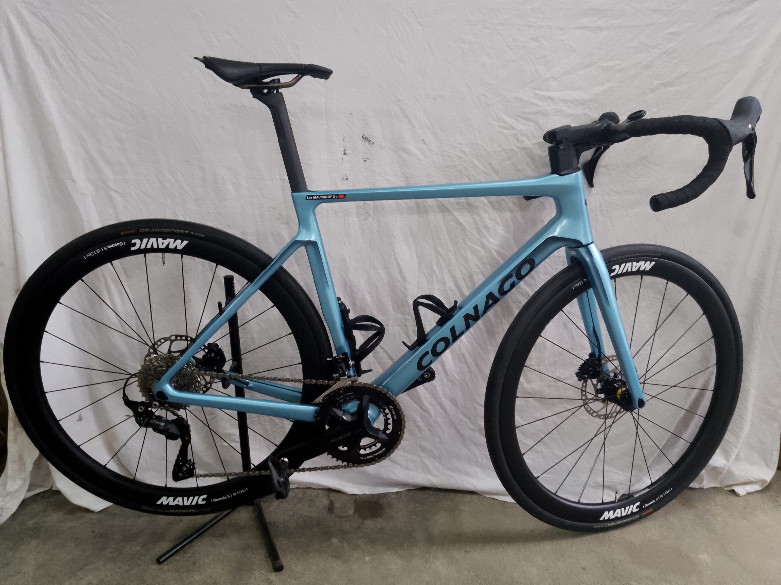 Vélo de route Colnago bleu chez Bicicleta-Maurandy à lacaune-alban-brassac-81230, design sportif et finition Mavic,