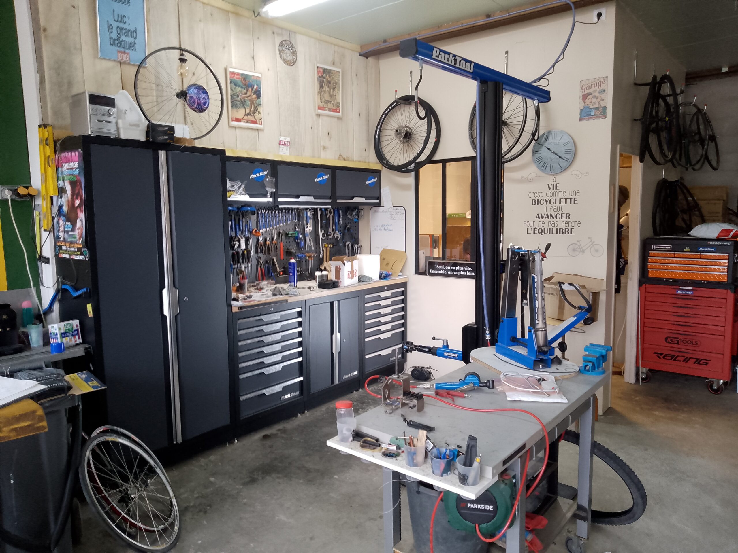 atelier réparation vélo Bicicleta-Maurandy équipé à lacaune-alban-brassac-81230 ambiance ordonnée et professionnelle,