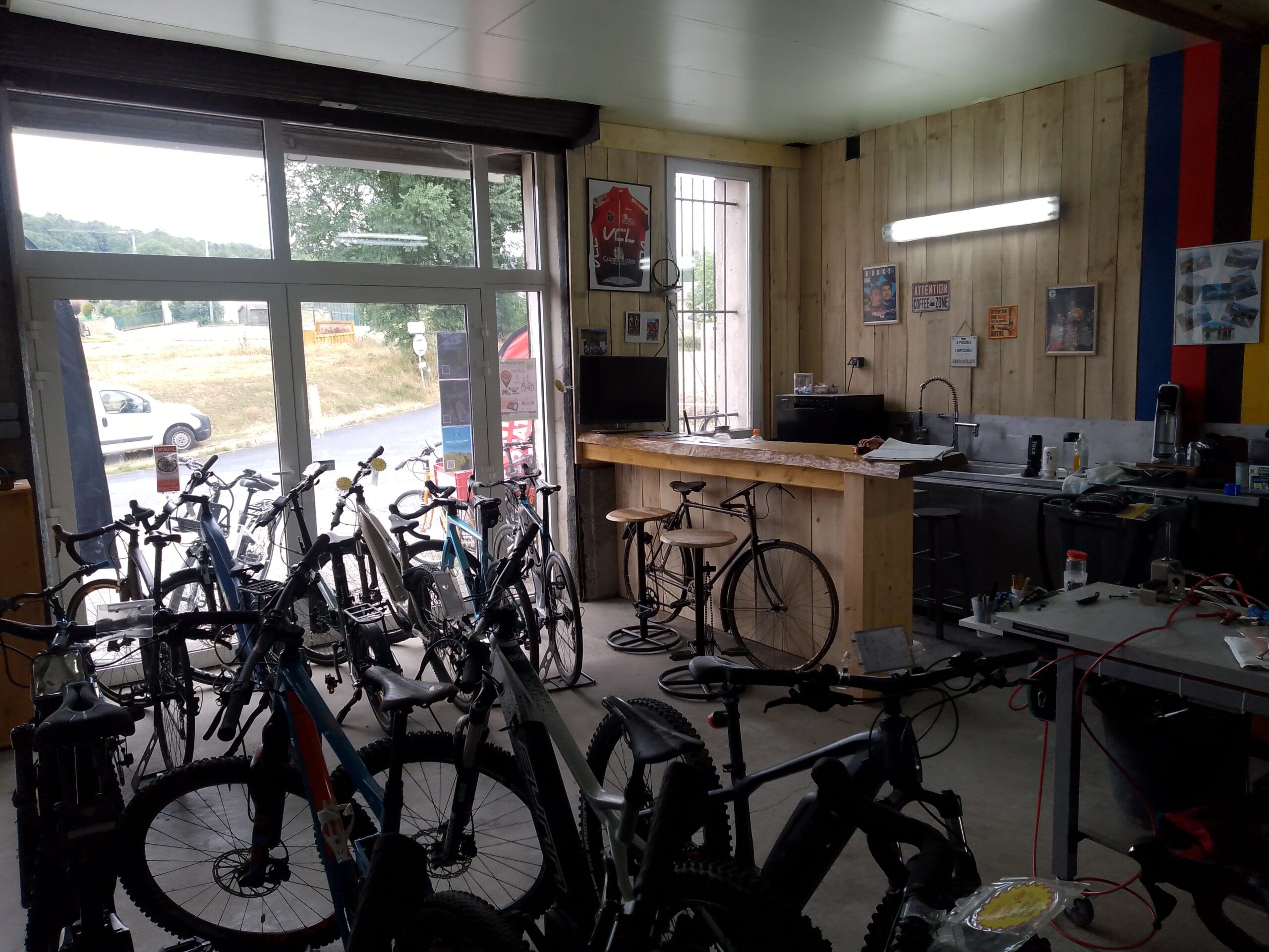 Atelier lumineux Bicicleta-Maurandy à lacaune-alban-brassac-81230 avec vélos en réparation, outils et comptoir en bois,